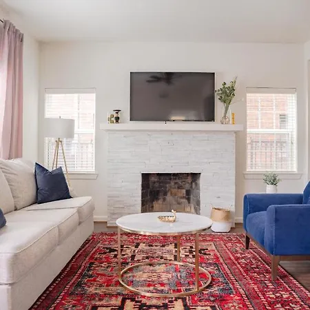 Unit 1 - Spacious & Renovated Apt Home In The City'S Action